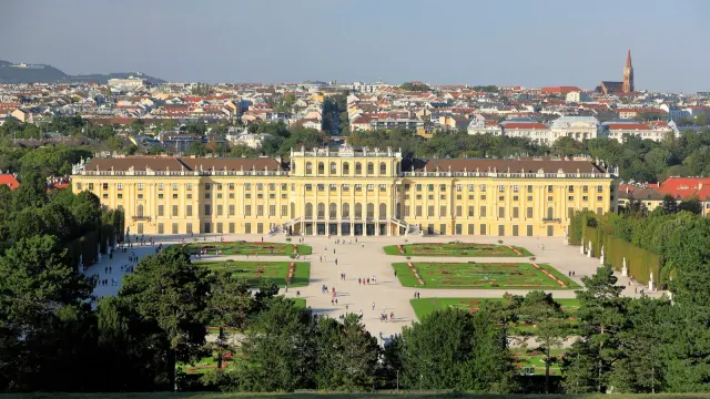พระราชวังเชินบรุนน์และ Great Parterre มองจากทางเดินหน้าสระน้ำใต้ Gloriette ภาพถ่ายเมื่อ 28 กันยายน 2023