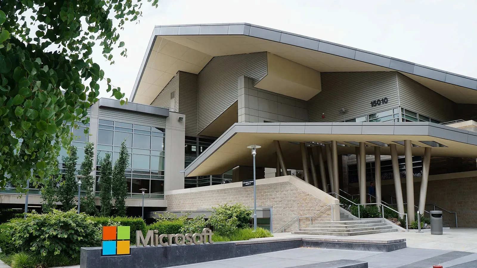 อาคาร 92 ในวิทยาเขต Microsoft ที่เมืองเรดมอนด์ บริษัทเจ้าของ Microsoft 365 ซึ่ง ScubaGear 2.0 ใช้ตรวจการตั้งค่า