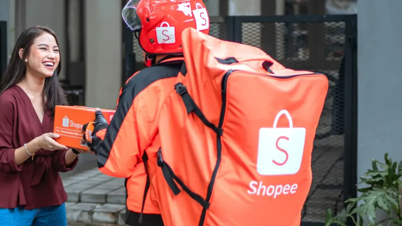 พนักงานส่งของ Shopee ส่งพัสดุให้ลูกค้า ภาพจากเว็บไซต์ของ Sea Limited บริษัทแม่ที่เปิดตัว Sea Cloud
