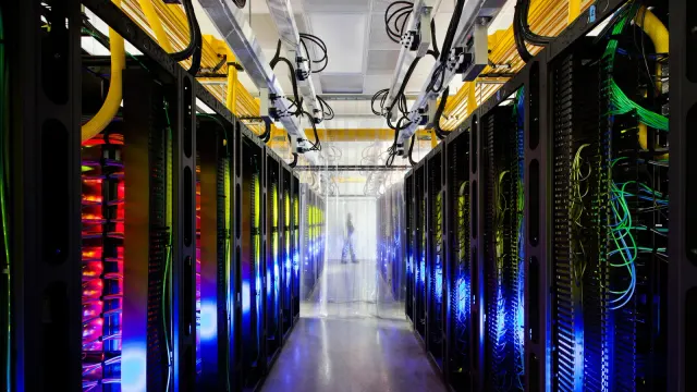 ห้องเครือข่ายในศูนย์ข้อมูล Council Bluffs ของ Google ภาพประกอบเรื่องราคา Serverless Container