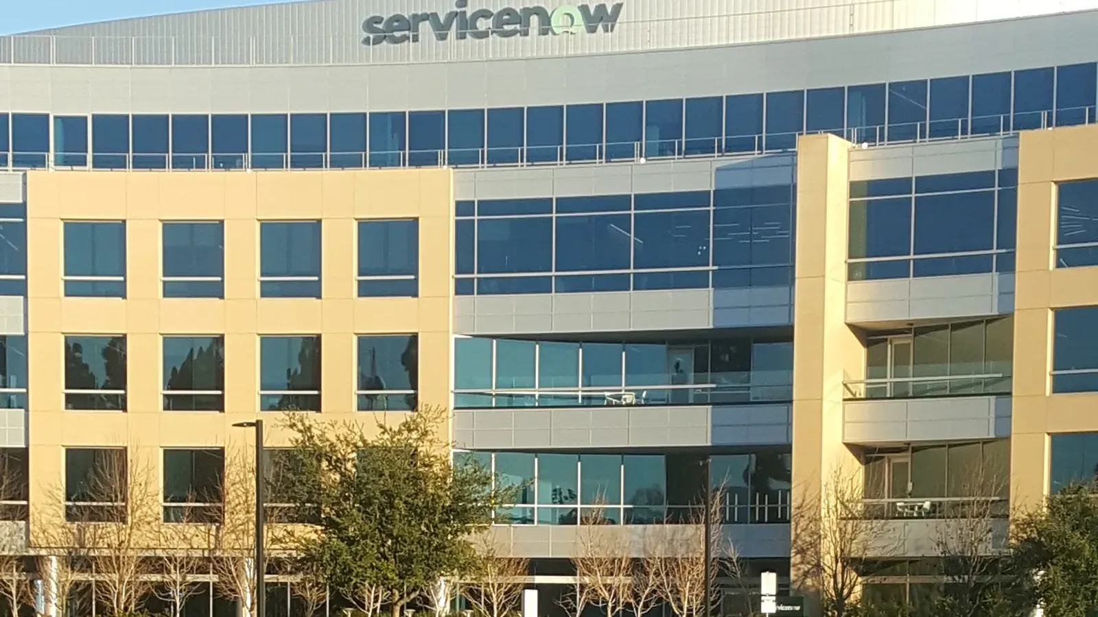 อาคารสำนักงานใหญ่ ServiceNow ในซานตาคลารา รัฐแคลิฟอร์เนีย ประกอบข่าว ServiceNow Q3 2026