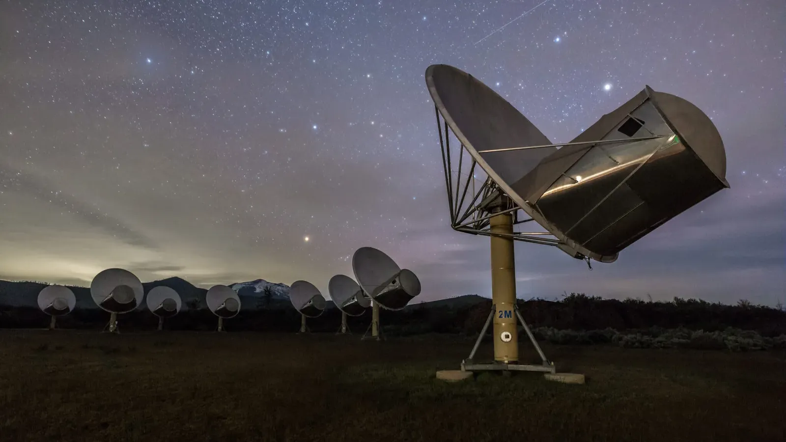 จานรับสัญญาณของ Allen Telescope Array ใต้ท้องฟ้ายามค่ำคืน ภาพประกอบข่าว SETI agentic AI