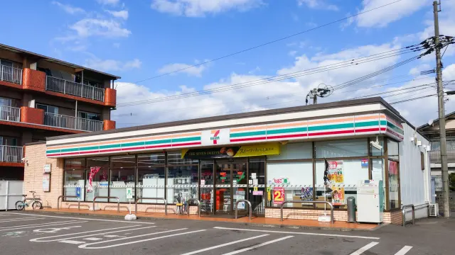 ร้าน 7-Eleven สาขา Oita Matsubaramachi ในญี่ปุ่น ร้านสะดวกซื้อในเครือ Seven & i Holdings ถ่ายเมื่อ 7 มกราคม 2024