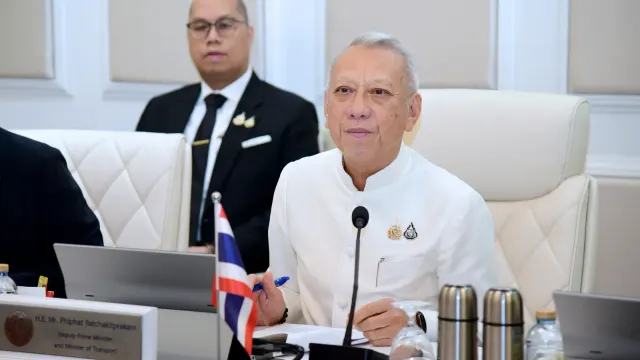 นายพิพัฒน์ รัชกิจประการ รองนายกรัฐมนตรีและรัฐมนตรีว่าการกระทรวงคมนาคม นั่งในห้องประชุมกระทรวงคมนาคม หน้าป้ายชื่อ ระหว่างหารือกับคณะจากติมอร์-เลสเต 9 ตุลาคม 2569