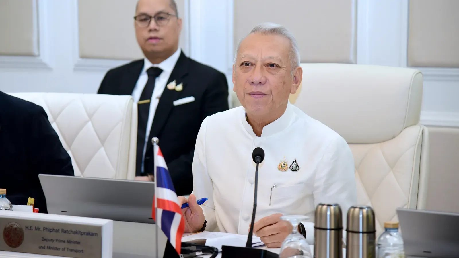 นายพิพัฒน์ รัชกิจประการ รองนายกรัฐมนตรีและรัฐมนตรีว่าการกระทรวงคมนาคม นั่งในห้องประชุมกระทรวงคมนาคม หน้าป้ายชื่อ ระหว่างหารือกับคณะจากติมอร์-เลสเต 9 ตุลาคม 2569