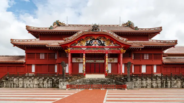 ท้องพระโรงหลัก (Seiden) สีแดงของปราสาทชูริ เมืองนาฮะ จังหวัดโอกินาวะ ก่อนเหตุไฟไหม้ปี 2019 ภาพเดือนมกราคม 2016