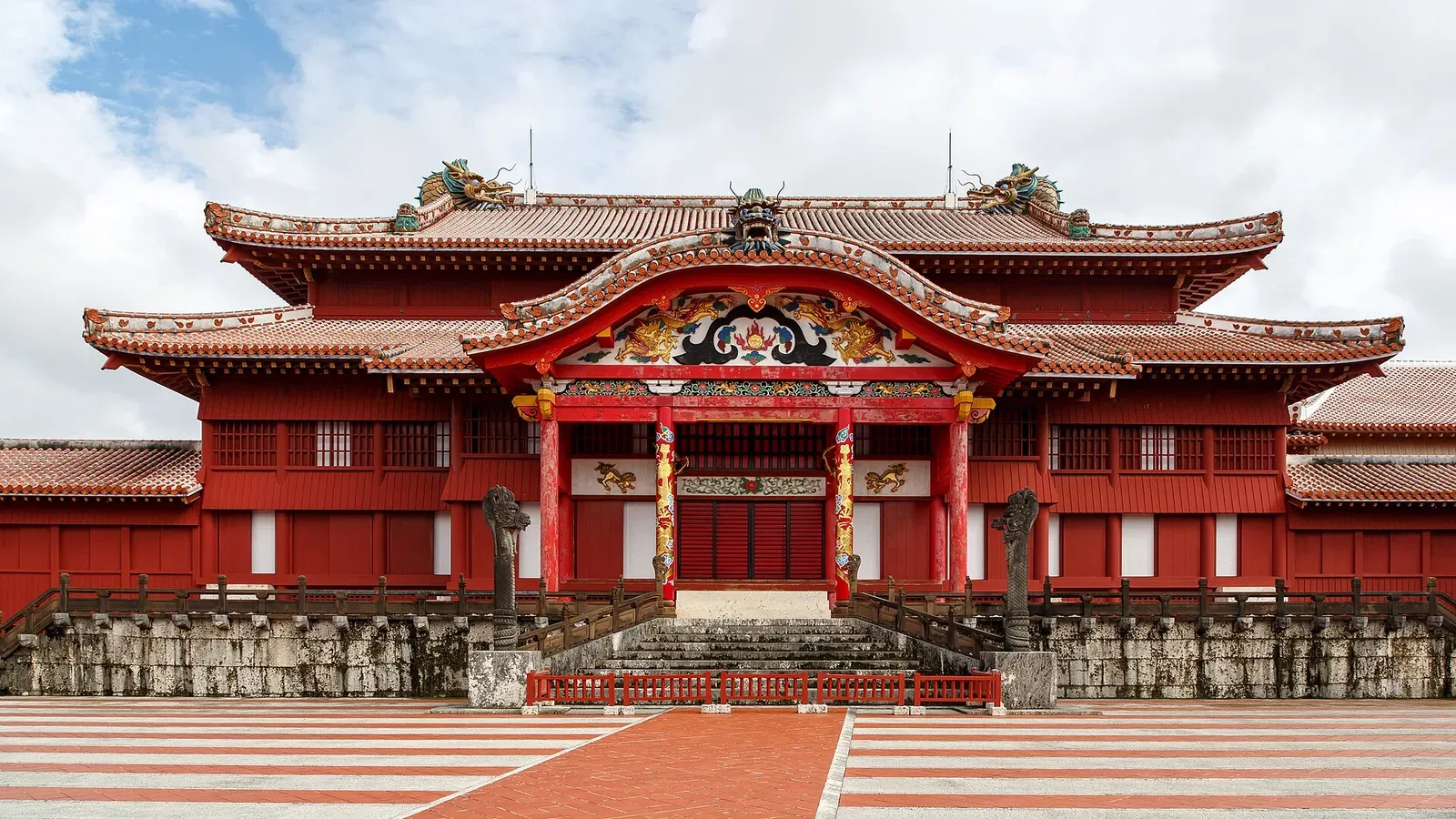 ท้องพระโรงหลัก (Seiden) สีแดงของปราสาทชูริ เมืองนาฮะ จังหวัดโอกินาวะ ก่อนเหตุไฟไหม้ปี 2019 ภาพเดือนมกราคม 2016