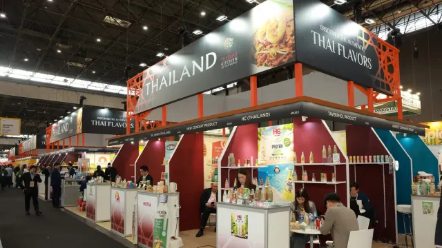 คูหาประเทศไทยในงาน SIAL Paris 2026 ไทยติดป้าย Thailand Kitchen of the World และ Discover the Authentic Thai Flavors พร้อมบูธผู้ประกอบการเครื่องดื่ม