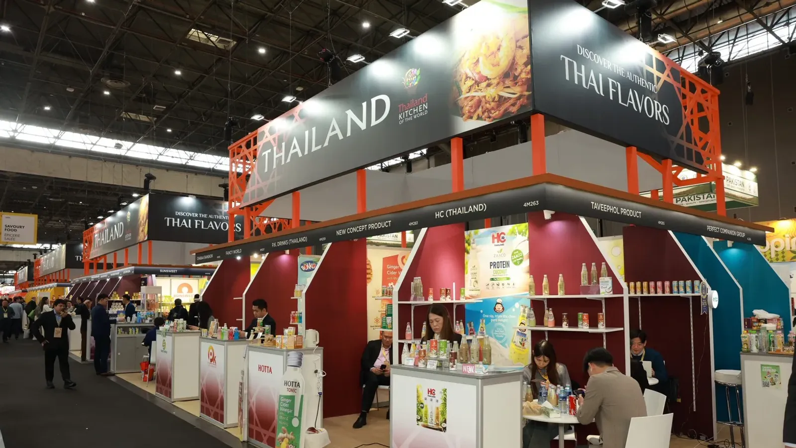 คูหาประเทศไทยในงาน SIAL Paris 2026 ไทยติดป้าย Thailand Kitchen of the World และ Discover the Authentic Thai Flavors พร้อมบูธผู้ประกอบการเครื่องดื่ม