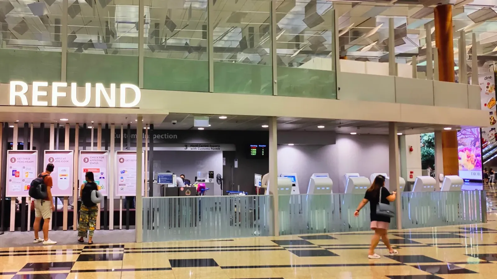 จุด GST Refund ในสนามบินชางงี สิงคโปร์ ป้าย GST REFUND เหนือตู้ eTRS แบบบริการตนเองและเคาน์เตอร์ Customs Inspection สำหรับขอ GST Refund สิงคโปร์ 2026
