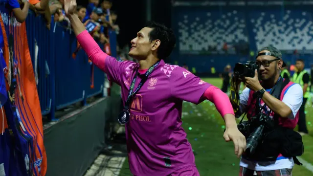 อุกฤษณ์ วงศ์มีมา ผู้รักษาประตูราชบุรี ซึ่งมีชื่อเป็นตัวสำรองในเกมศรีสะเกษ ยูไนเต็ด พบ ราชบุรี ยื่นมือหาแฟนบอลหลังนัดชิงเอฟเอ คัพ ปี 2019 กับการท่าเรือ