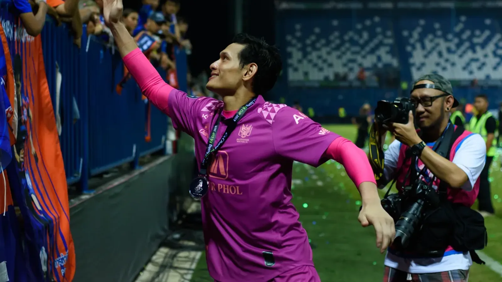 อุกฤษณ์ วงศ์มีมา ผู้รักษาประตูราชบุรี ซึ่งมีชื่อเป็นตัวสำรองในเกมศรีสะเกษ ยูไนเต็ด พบ ราชบุรี ยื่นมือหาแฟนบอลหลังนัดชิงเอฟเอ คัพ ปี 2019 กับการท่าเรือ
