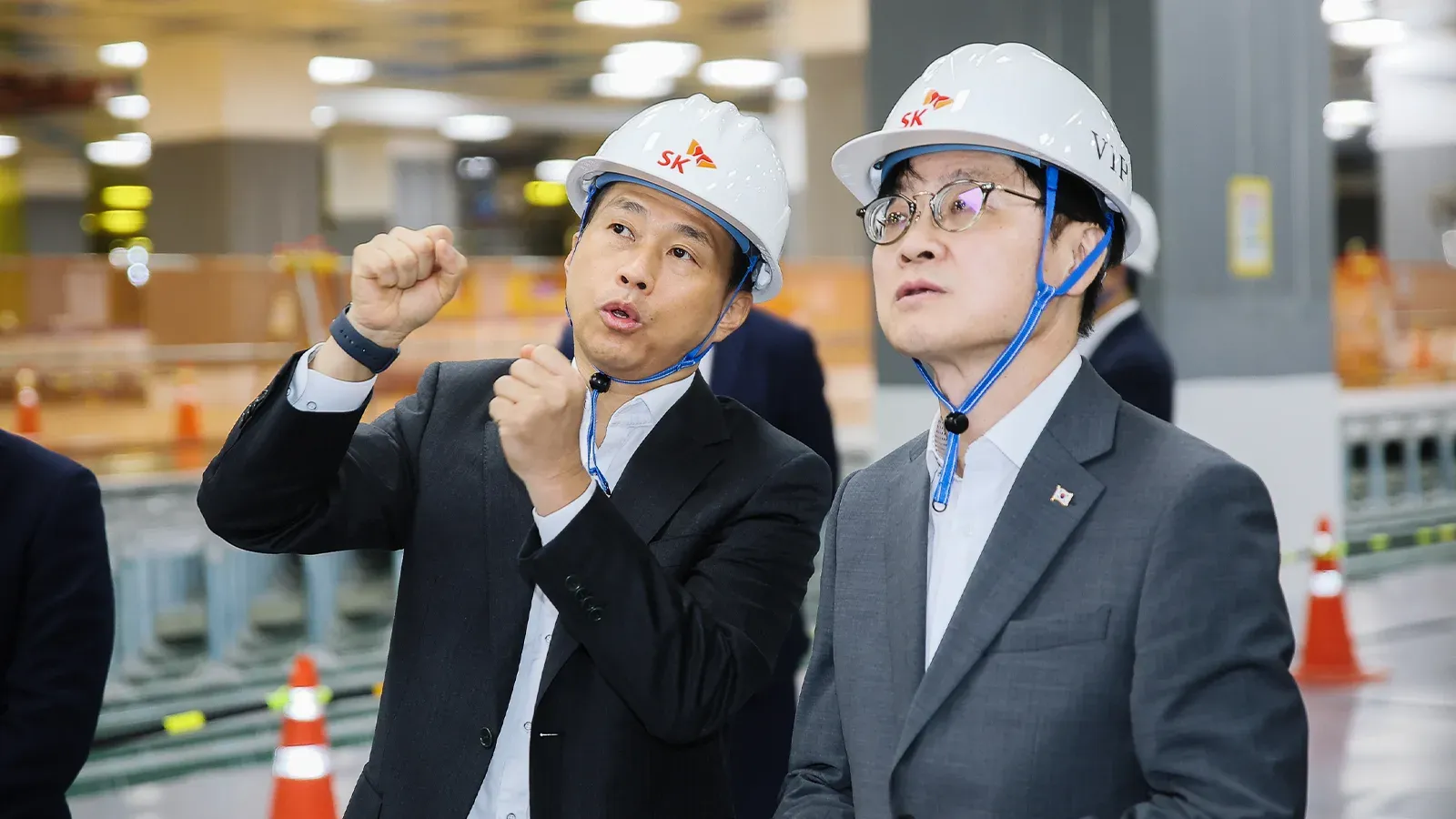 Kwak Noh-jung ซีอีโอของ SK hynix กับ Kim Jung-kwan รัฐมนตรีกระทรวงการค้า อุตสาหกรรมและทรัพยากรของเกาหลีใต้ ระหว่างเยี่ยมไซต์ก่อสร้างที่คลัสเตอร์ยงอินในวันลงนามโครงการ SK hynix 2 ล้านล้านวอน