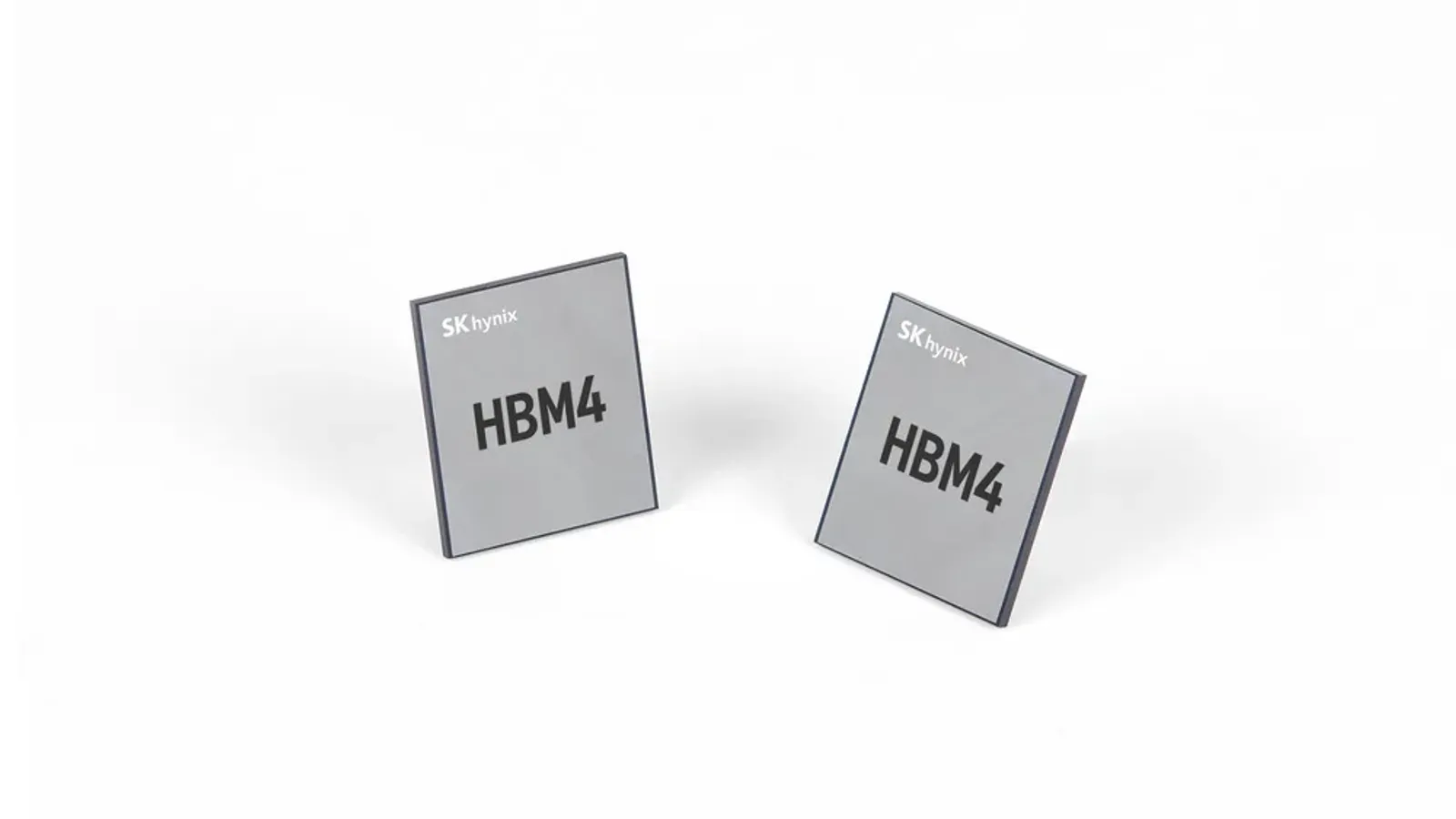 ชิป HBM4 ของ SK hynix สองชิ้นบนพื้นขาว เกี่ยวข้องกับผล SK hynix Q3 2026
