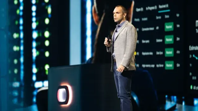 Clay Magouyrk ซีอีโอของ Oracle กล่าวบนเวที Oracle AI World งานที่ประกาศ Snowflake on OCI