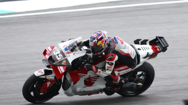 สมเกียรติ จันทรา บิดรถ Honda หมายเลข 35 ของทีม LCR Honda สวมชุดหนังแข่งสีขาวแดงและหมวกกันน็อก เข้าโค้งในรายการ MotoGP Malaysian Grand Prix เมื่อ 24 ตุลาคม 2025