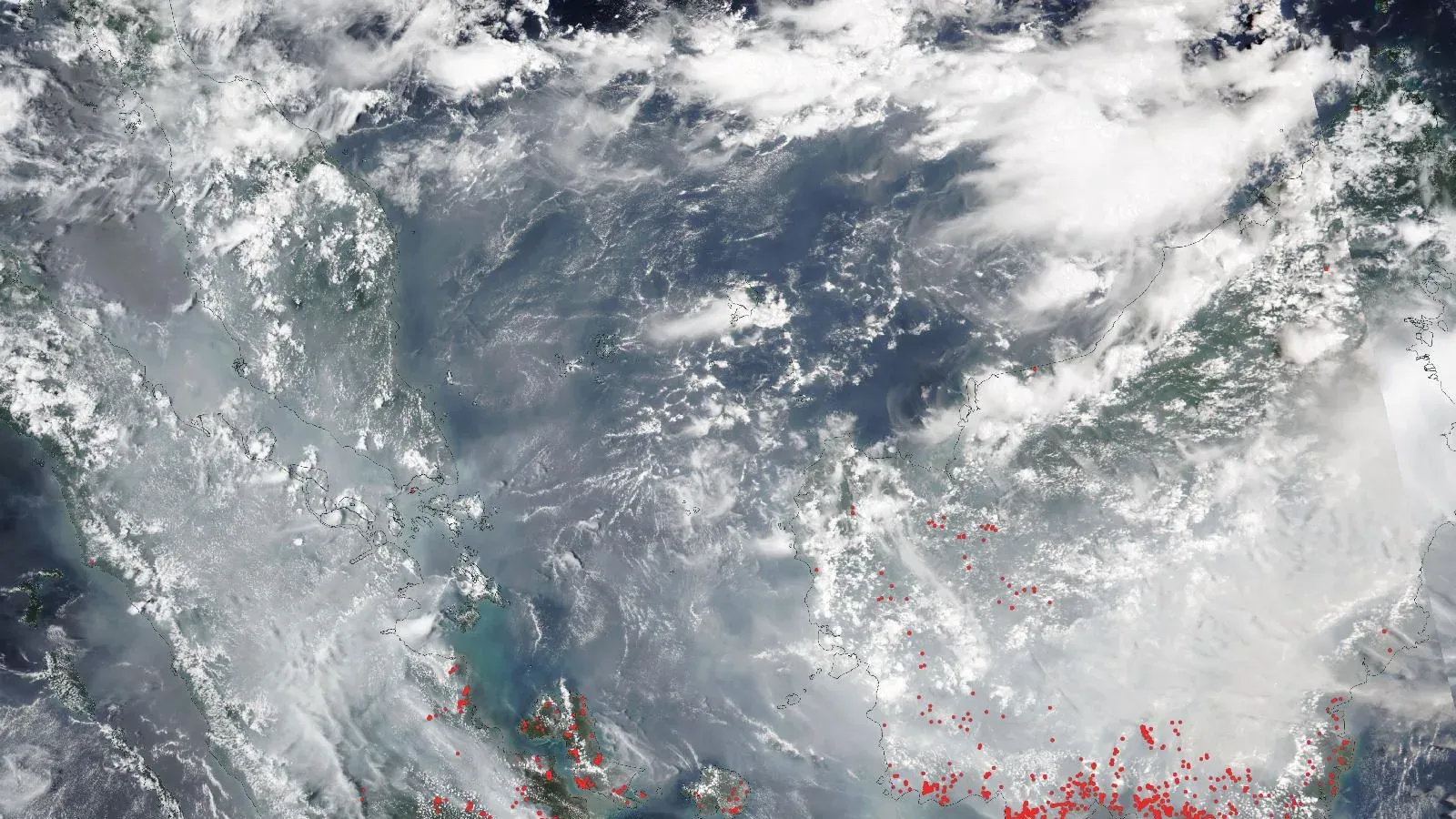 ภาพดาวเทียมสีจริงจากเครื่องมือ VIIRS บนดาวเทียม NOAA-20 วันที่ 8 ตุลาคม 2026 ในวันที่ ASMC รายงานหมอกควันข้ามแดนคลุมพื้นที่นี้ เห็นชั้นสีเทาเหนือสุมาตรา ช่องแคบมะละกา และเกาะบอร์เนียว จุดสีแดงคือจุดความร้อน (thermal anomalies) ที่ VIIRS ตรวจพบในสุมาตราตอนใต้และกาลิมันตันตอนใต้