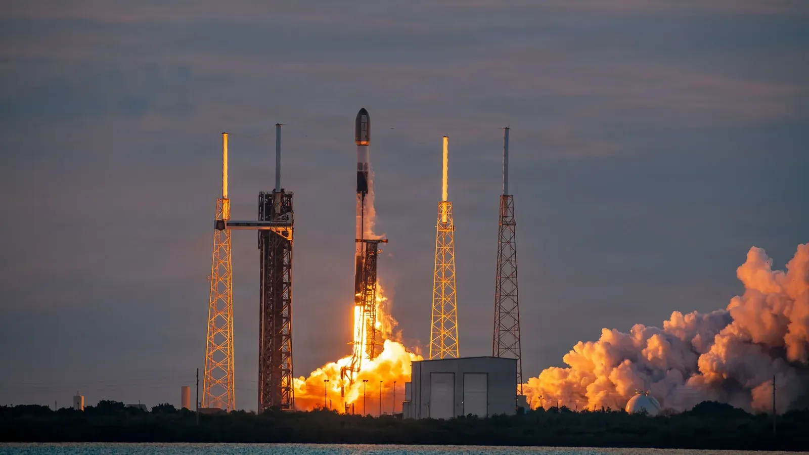 จรวด Falcon 9 ทะยานจากฐาน SLC-40 แหลมคะแนเวอรัล ในภารกิจ Starfall Demo เที่ยวบินแรกของแคปซูล SpaceX Starfall เมื่อ 23 มิถุนายน 2026