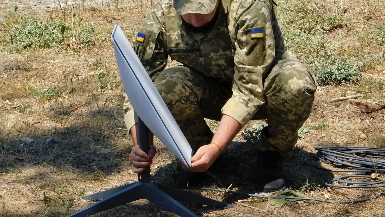 ทหารหน่วย Support Forces ของยูเครนติดตั้งจานรับสัญญาณ Starlink ภาพเมื่อ 21 กรกฎาคม 2022 สะท้อนการใช้ Starlink ยูเครนในกองทัพ
