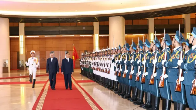 พระบาทสมเด็จพระเจ้าอยู่หัว เสด็จพระราชดำเนินพร้อมด้วย ประธานาธิบดีแห่งสาธารณรัฐสังคมนิยมเวียดนาม ทรงตรวจแถวกองทหารเกียรติยศ