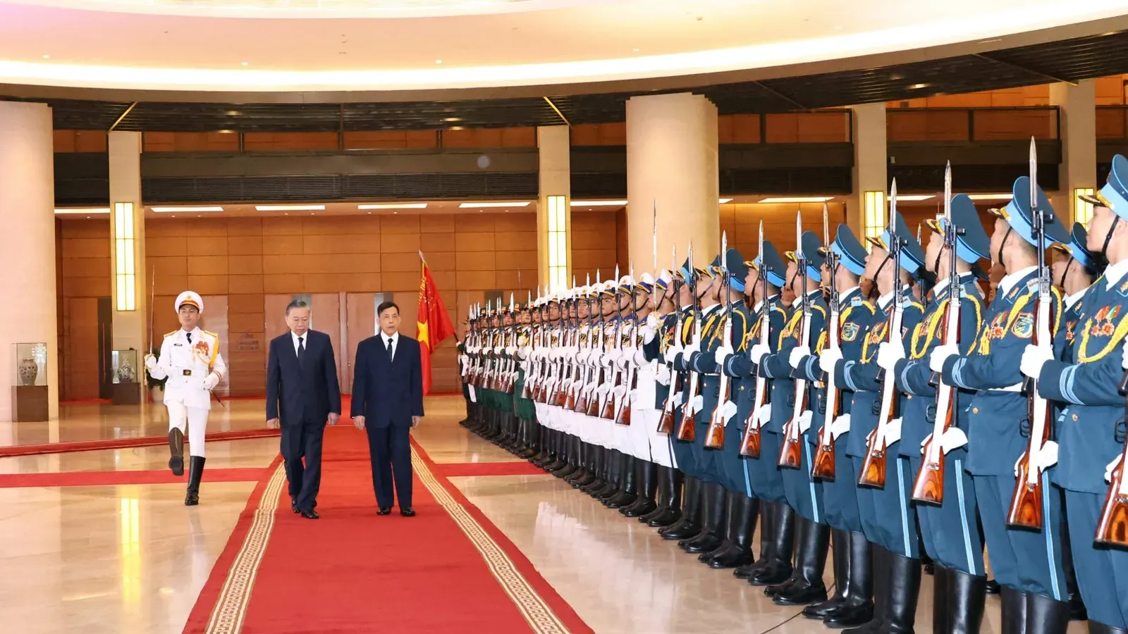 พระบาทสมเด็จพระเจ้าอยู่หัว เสด็จพระราชดำเนินพร้อมด้วย ประธานาธิบดีแห่งสาธารณรัฐสังคมนิยมเวียดนาม ทรงตรวจแถวกองทหารเกียรติยศ