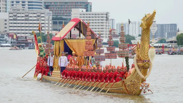 เรือพระที่นั่งสุพรรณหงส์ บนแม่น้ำเจ้าพระยา ในขบวนพยุหยาตราทางชลมารค วันที่ 27 ตุลาคม 2567