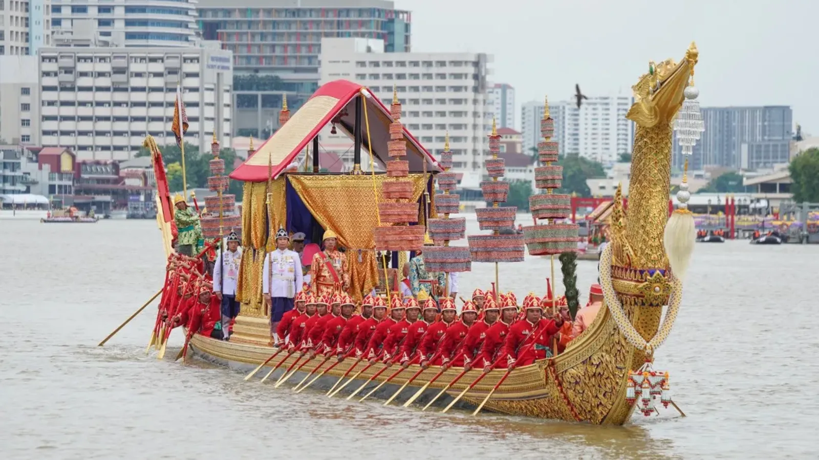 เรือพระที่นั่งสุพรรณหงส์ บนแม่น้ำเจ้าพระยา ในขบวนพยุหยาตราทางชลมารค วันที่ 27 ตุลาคม 2567