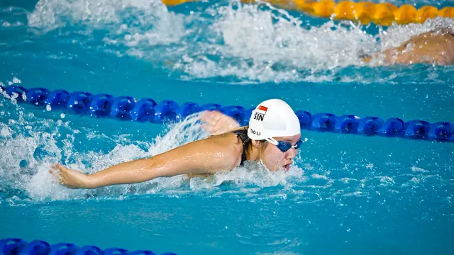 Tao Li นักว่ายน้ำสิงคโปร์ในหมวกว่ายน้ำและแว่นตา ว่ายผีเสื้อในรายการ FINA/Arena Swimming World Cup ที่สิงคโปร์ ปี 2008