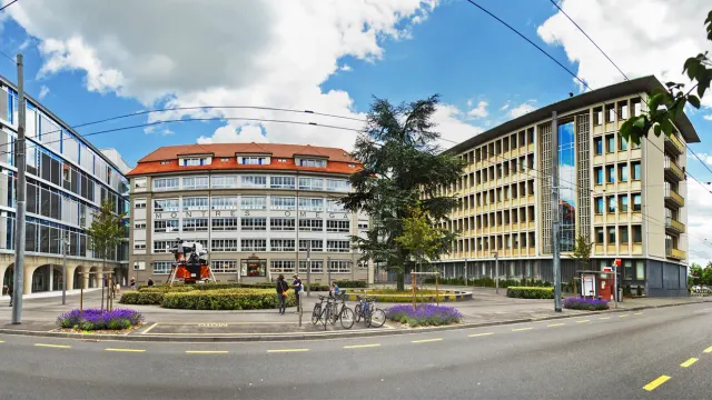 Cité du Temps ของ Swatch Group ในเมือง Biel/Bienne สวิตเซอร์แลนด์ อาคารโรงงาน Omega เดิมและบูติก Omega ใจกลางเมืองอุตสาหกรรมนาฬิกาสวิส