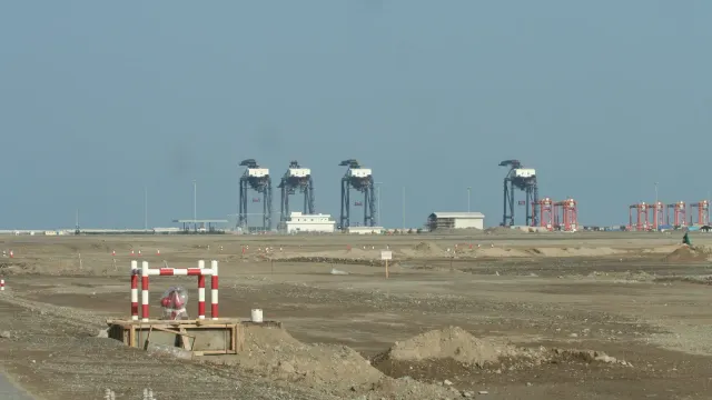 ปั้นจั่นยกตู้สินค้าที่ท่าเรือ Sohar ประเทศโอมาน ภาพถ่ายปี 2006