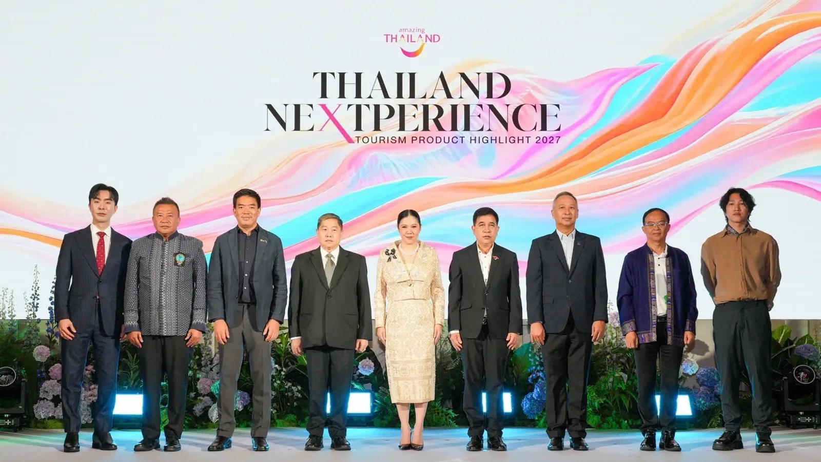 ผู้ร่วมงานยืนเรียงแถวบนเวทีงาน THAILAND NEXTPERIENCE : TOURISM PRODUCT HIGHLIGHT 2027 งานเปิด Tourism Product 2027 ที่กรุงเทพฯ