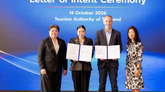 ผู้บริหาร ททท. Tripadvisor ถือเอกสารหนังสือแสดงเจตจำนงในพิธี Amazing Thailand x Tripadvisor Letter of Intent Ceremony วันที่ 14 ตุลาคม 2026