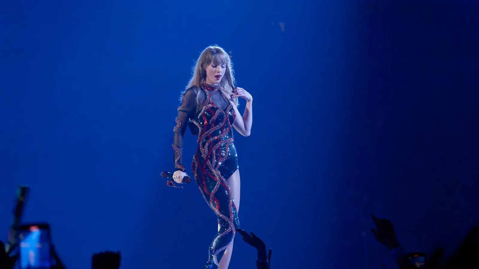 Taylor Swift ในชุดบอดี้สูทลายงูบนเวทีช่วง reputation ของ The Eras Tour ที่เมือง Arlington รัฐเท็กซัส 2 เมษายน 2023