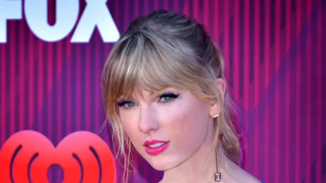 Taylor Swift ที่งาน iHeartRadio Music Awards ในลอสแอนเจลิส 14 มีนาคม 2019