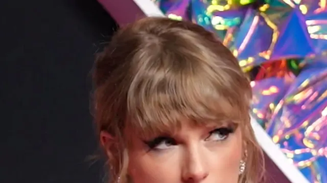 Taylor Swift ในชุดเดรสสีดำบนพรมของงาน MTV Video Music Awards ปี 2023