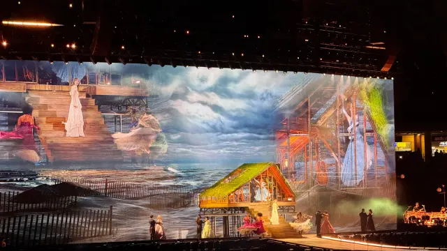 Taylor Swift และนักแสดงบนเวที The Eras Tour ที่สนามกีฬาแห่งชาติสิงคโปร์ 9 มีนาคม 2024 หน้าจอ LED ขนาดใหญ่ฉายภาพประกอบการแสดง