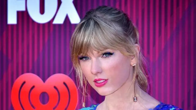 Taylor Swift บนพรมแดงงาน iHeartRadio Music Awards 2019 ที่ลอสแอนเจลิส