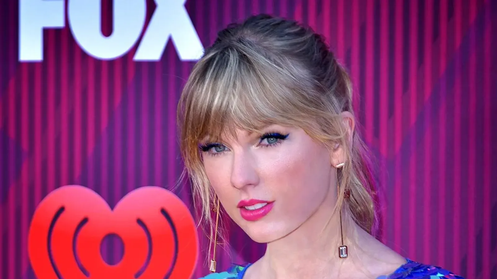 Taylor Swift บนพรมแดงงาน iHeartRadio Music Awards 2019 ที่ลอสแอนเจลิส