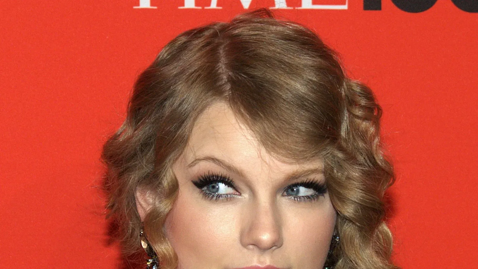 Taylor Swift ที่งาน Time 100 Gala ในนิวยอร์ก 3 พฤษภาคม 2010 ปีเดียวกับที่เธอได้รับ Hal David Starlight Award จาก Songwriters Hall of Fame