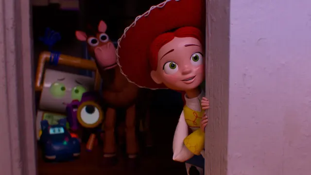 ภาพจากภาพยนตร์ Toy Story 5 ของ Disney และ Pixar ที่ Disney ใช้ประกอบประกาศ ตัวละคร Jessie แอบมองจากขอบประตู โดยมีม้าของเล่นและของเล่นอื่นอยู่ด้านหลัง