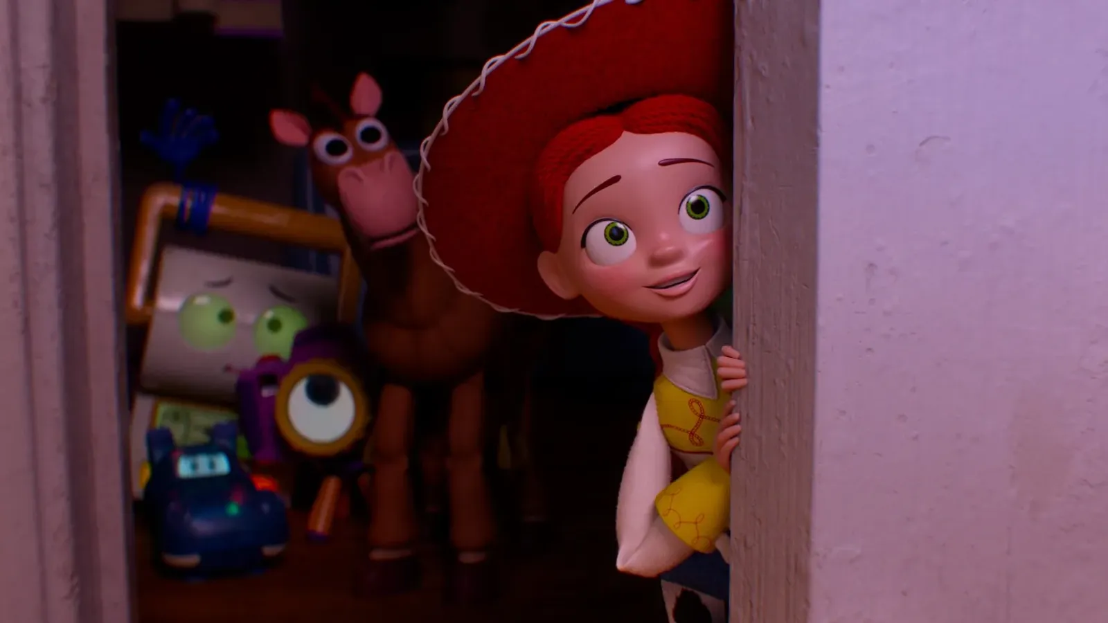 ภาพจากภาพยนตร์ Toy Story 5 ของ Disney และ Pixar ที่ Disney ใช้ประกอบประกาศ ตัวละคร Jessie แอบมองจากขอบประตู โดยมีม้าของเล่นและของเล่นอื่นอยู่ด้านหลัง