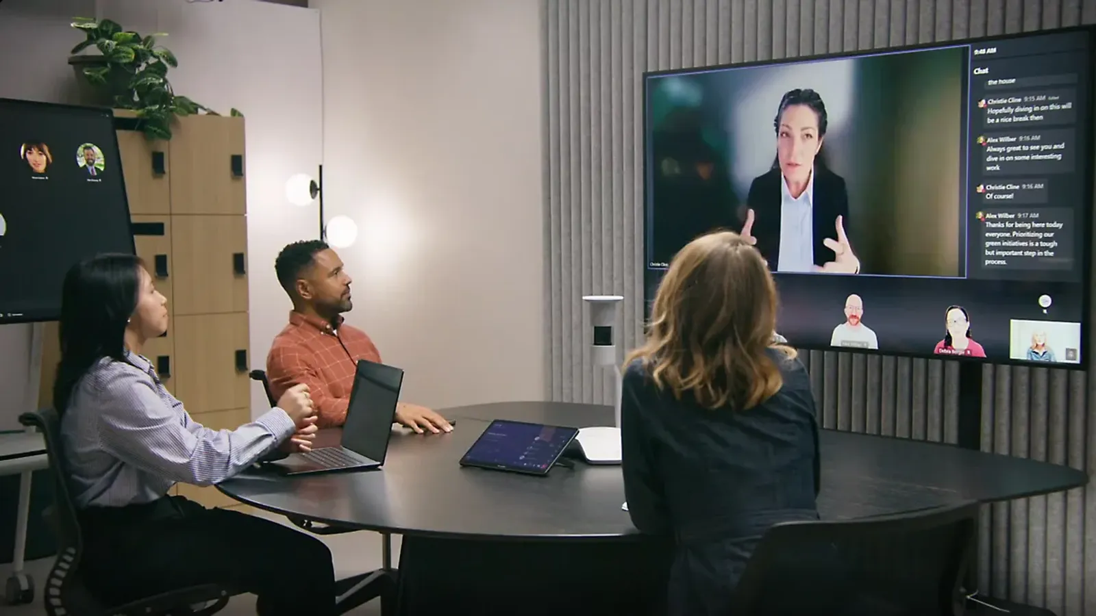 ผู้ร่วมประชุมในห้อง Microsoft Teams Rooms มองจอที่แสดงผู้เข้าร่วมทางไกลและแชต
