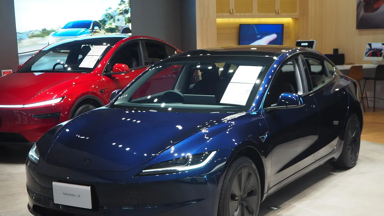 Tesla Model 3 Premium Long Range RWD สีน้ำเงินเข้มจัดแสดงในโชว์รูม Tesla ที่สยามพารากอน กรุงเทพฯ
