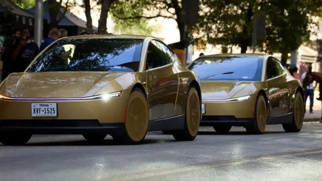 รถ Cybercab ของ Tesla สองคันวิ่งบนถนนในออสติน รัฐเท็กซัส ภาพจากเอกสาร Tesla Q3 2026 Update หน้า Robotaxi – Cybercab Austin Launch