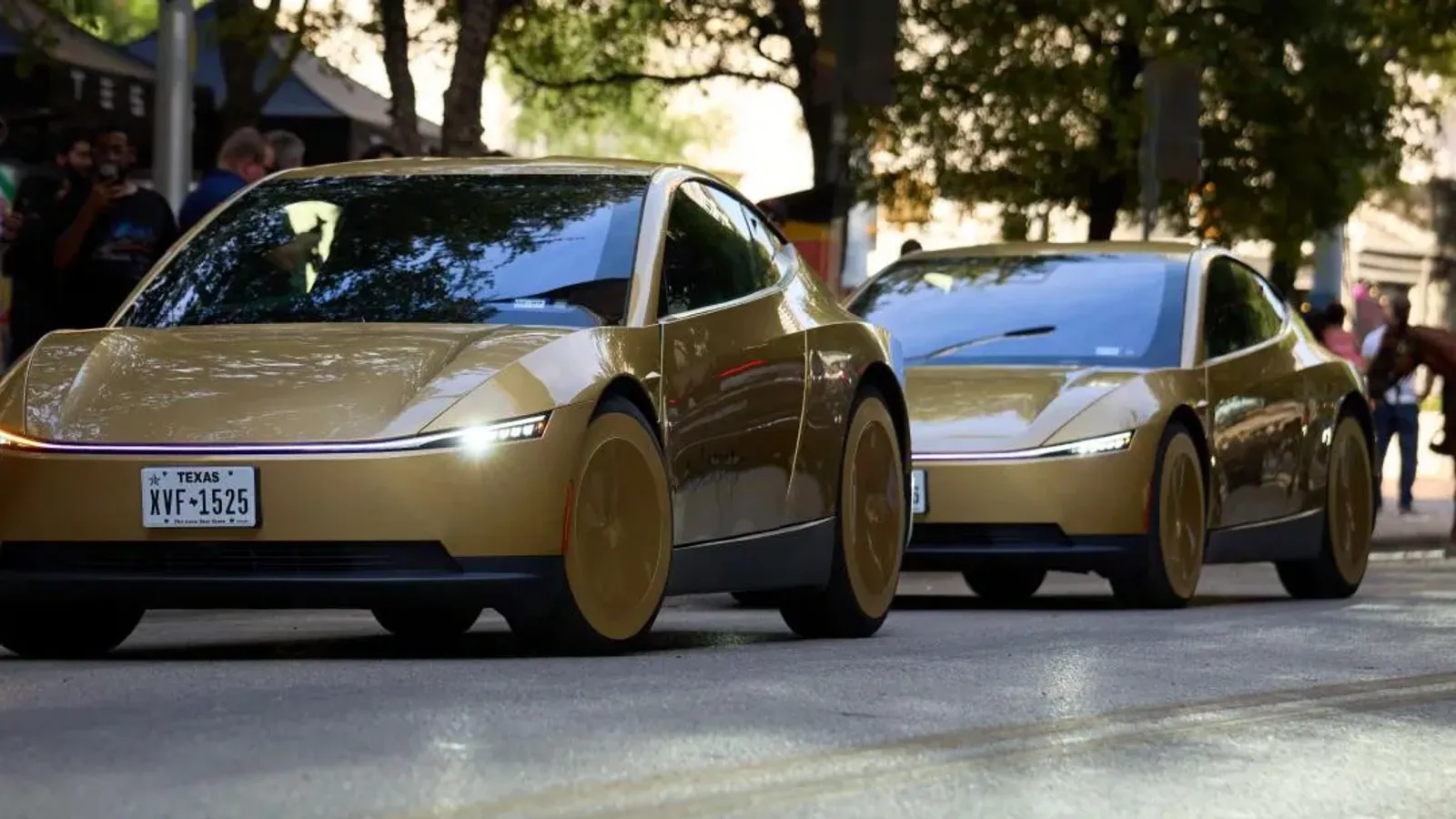 รถ Cybercab ของ Tesla สองคันวิ่งบนถนนในออสติน รัฐเท็กซัส ภาพจากเอกสาร Tesla Q3 2026 Update หน้า Robotaxi – Cybercab Austin Launch