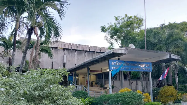 อาคารสำนักงานบริหารคณะวิทยาศาสตร์ มหาวิทยาลัยสงขลานครินทร์ วิทยาเขตหาดใหญ่ ภาพถ่ายเมื่อ พ.ศ. 2569 คณะที่ ม.อ. ระบุว่าเป็นที่ส่งอีเมลฉบับแรกของอินเทอร์เน็ตไทยเมื่อ พ.ศ. 2531