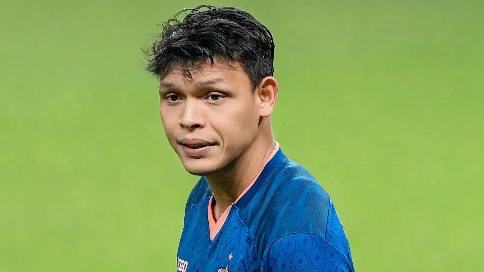 ศุภชัย ใจเด็ด ผู้เล่นบุรีรัมย์ ยูไนเต็ด จ่าฝูงหลังไทยลีก นัดที่ 5 สวมเสื้อแข่งสีน้ำเงินของสโมสร มีโลโก้สโมสรและอาร์ม AFC ที่แขนเสื้อ ในนัด AFC Champions League Elite กับ FC Seoul เมื่อ 30 กันยายน 2025