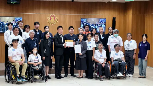 ตัวแทนชมรมสันติประชาธรรม สหพันธ์นิสิตนักศึกษาแพทย์แห่งประเทศไทย และเครือข่ายภาคประชาชน ยื่นหนังสือขอให้ถอนร่างแก้ไข พ.ร.บ.กองทุน สสส. ต่อที่ปรึกษาประธานรัฐสภา ที่รัฐสภา 8 ตุลาคม 2569