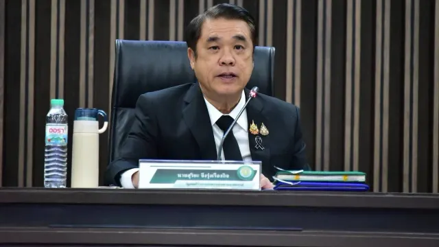 นายสุริยะ จึงรุ่งเรืองกิจ รัฐมนตรีว่าการกระทรวงเกษตรและสหกรณ์ ในภาพข่าวของการยางแห่งประเทศไทยเรื่องราคายางพารา