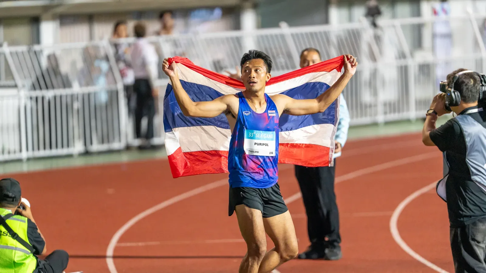 ภูริพล บุญสอน ถือธงชาติไทยหลังรอบชิง 100 เมตรชาย ซีเกมส์ 2025 นักกีฬา MVP ของทัพไทยในเอเชียนเกมส์ 2026